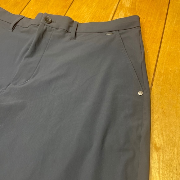 Vuori Fleet Chino Short Size 36 Color Charcoal with 8 Inch Inseam - Picture 4 of 16